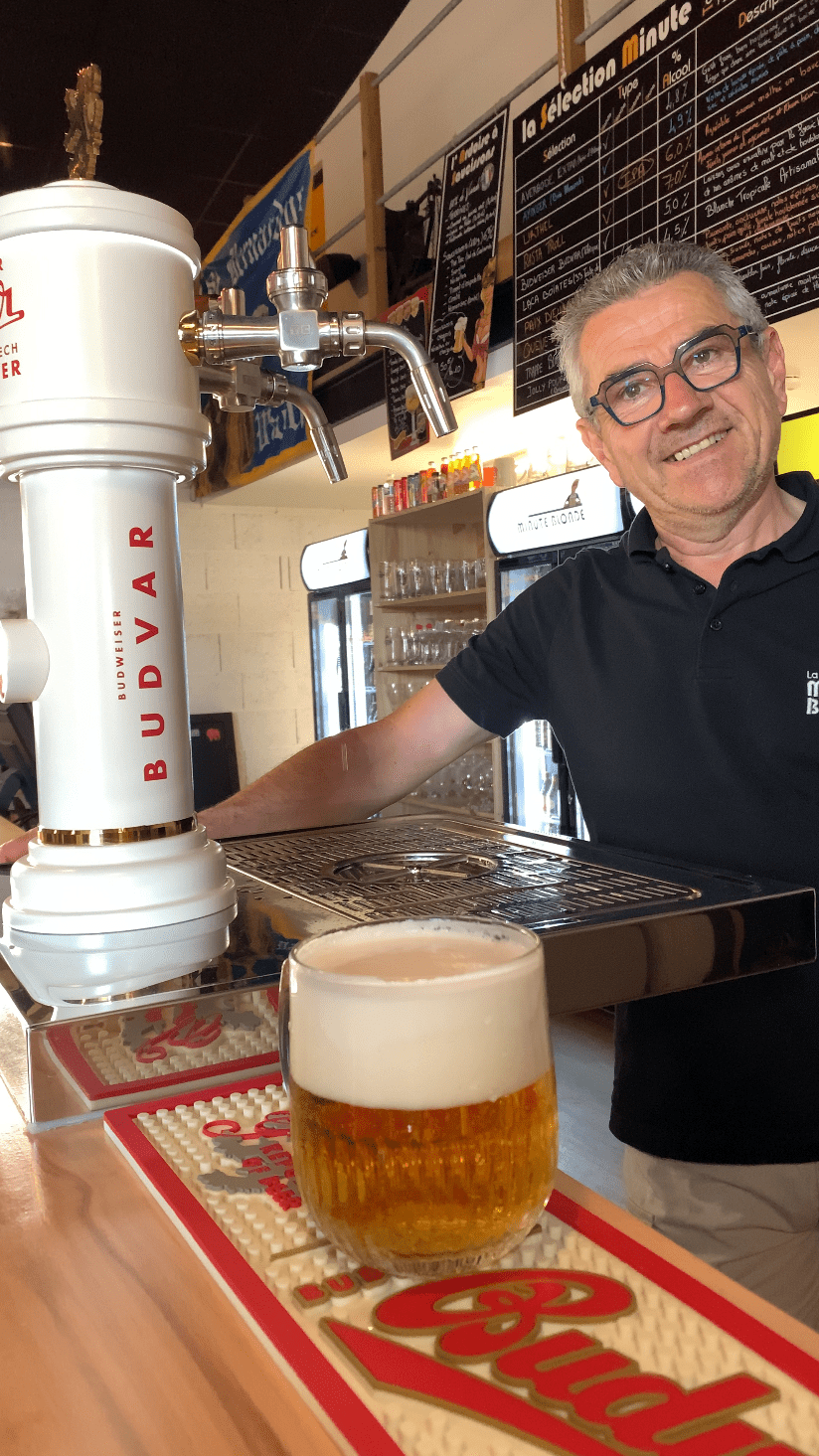 Jean-Michel gérant de La Minute Blonde Chantonnay en Vendée, proposant de la Budweiser Budvar (bière tchèque).