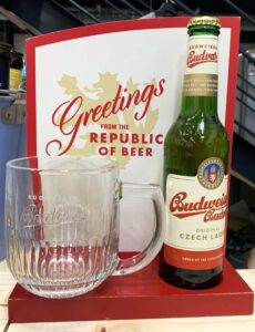 BPrésentation de la bière Budweiser Budvar et de sa chope au salon la minute blonde