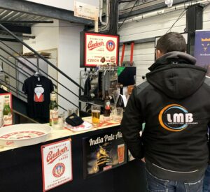 Un client regarde le stand les bières tchèques au salon la minute blonde